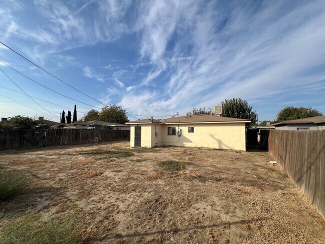 Building Photo - This cute home won't last long with a new ...