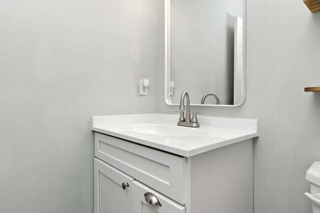 Building Photo - Charming 3-Bed, 2-Bath Townhome!