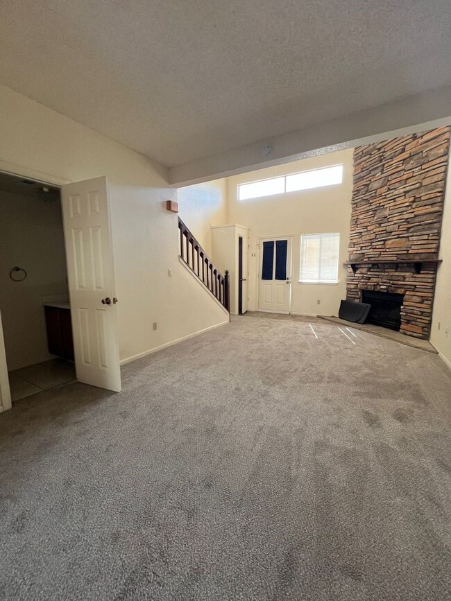 Building Photo - Two-Story 1 bed, 1.5 bath Condo!