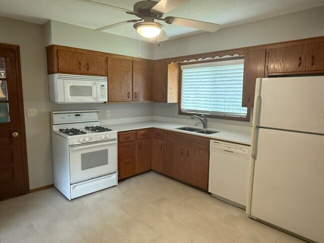 Building Photo - Newly Refreshed 3 Bedroom 1 Bath Single Fa...