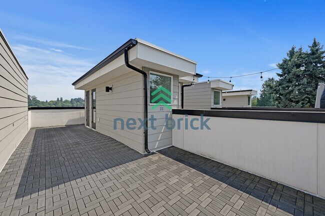 Building Photo - "Charming 3-Bedroom Townhouse Oasis in Heart of Seattle – Spacious 1460 Sq Ft with 2 Full Baths!"