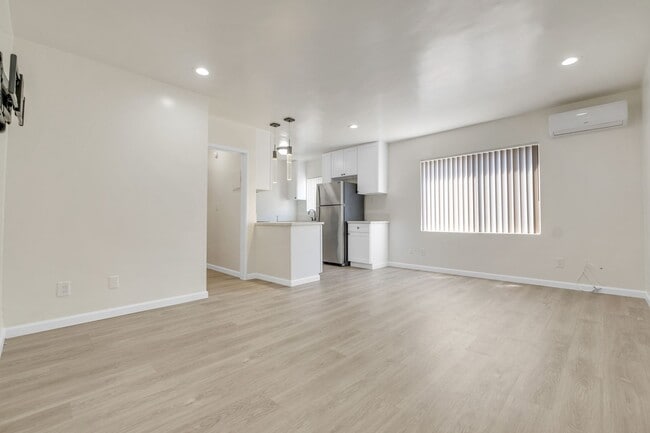 Building Photo - Spacious 1 Bedroom Apartments with Parking - Noho Arts District