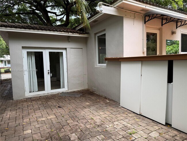 Building Photo - 612 SW 11th Ct