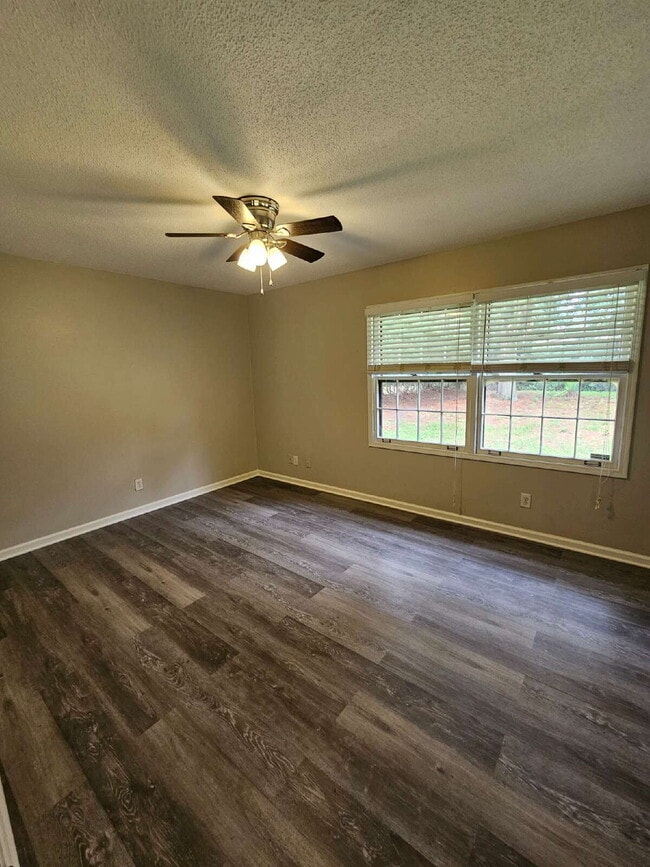 Building Photo - Remodeled house within walking distance of...