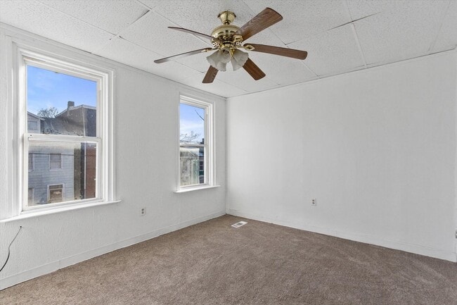 Building Photo - Bright 3 Bedroom, 1.5 Bath Home with Private Yard!