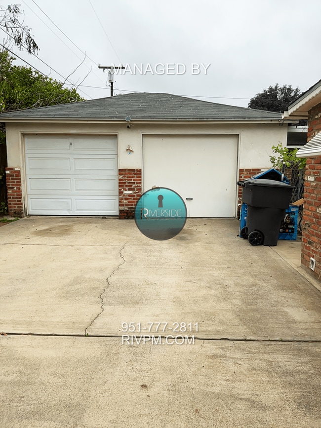 Building Photo - This centrally located Riverside duplex will go fast!!