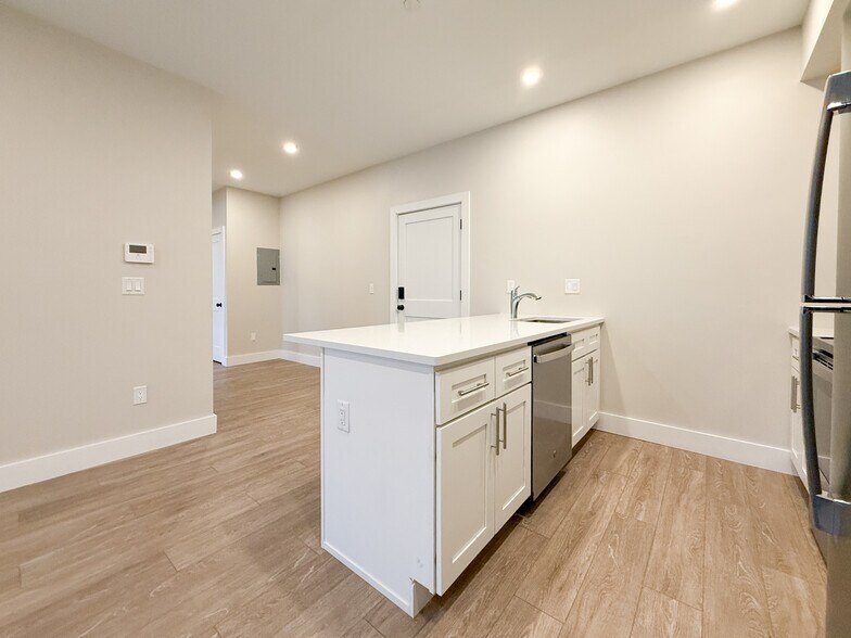 Building Photo - 58 River St