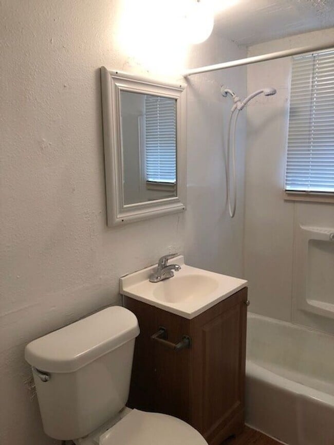 Building Photo - 1 BED 1 BATH COLLEGE HILL ADDITION