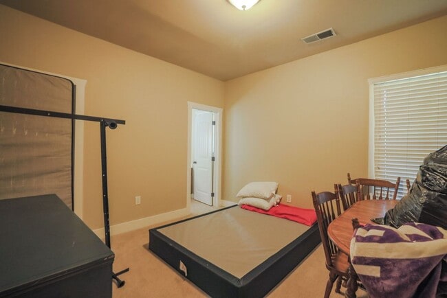 Building Photo - Quiet Apartment 2 Miles from Campus!