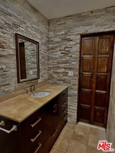 Building Photo - 2222 Stanley Hills Dr