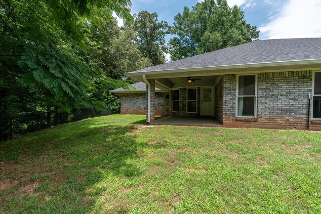 Building Photo - Charming 3 Bedroom Home in Dogwood Hills