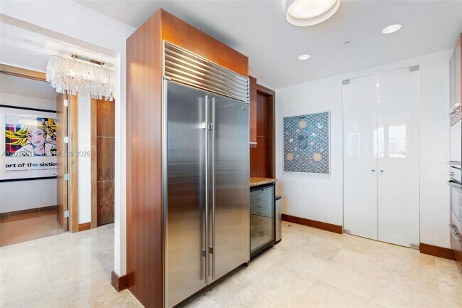 Building Photo - 5959 Collins Ave