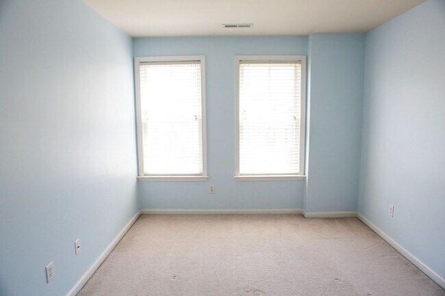 Building Photo - Spacious Melbourne Park Townhome