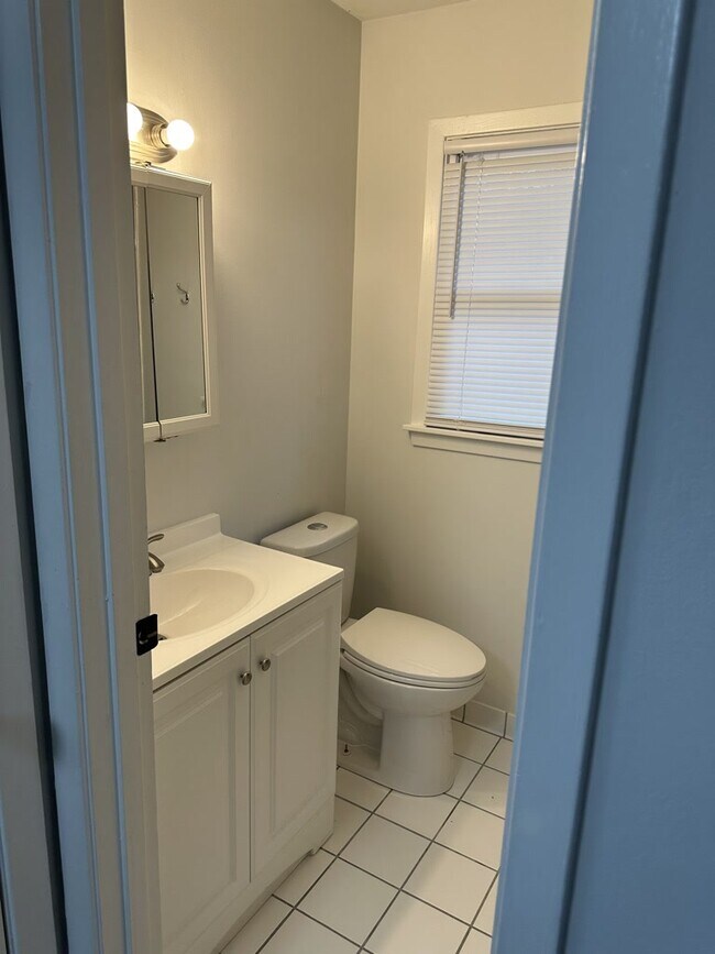 2nd Floor Full bath - 1682 Park Rd