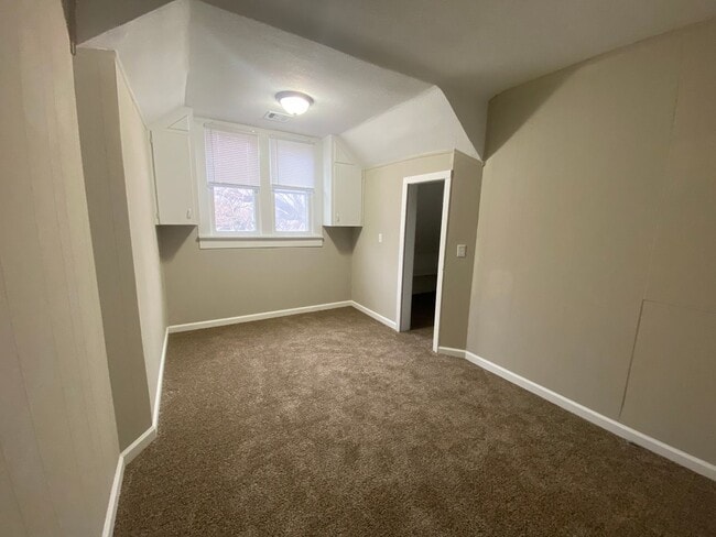 Building Photo - Charming 4 bedroom/2 bath home in Winfield! Coming Available in mid-July!
