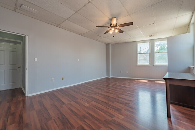 Building Photo - 104 N Graham St