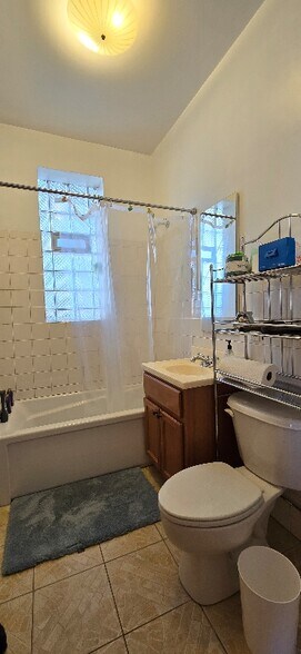 Building Photo - 2342 W Walton St