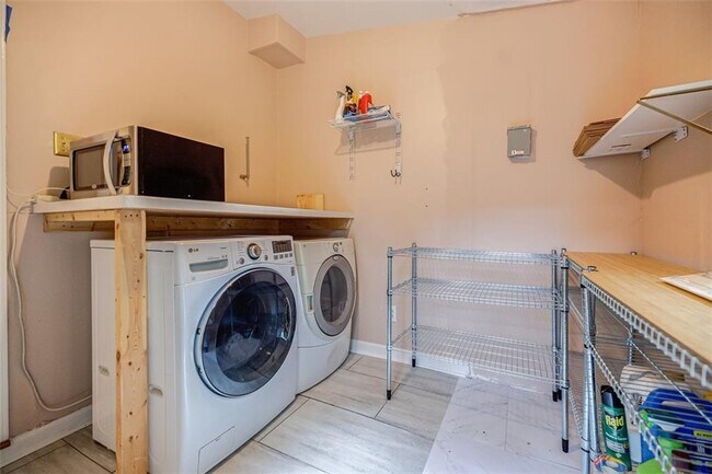 Building Photo - 183 Locust St NE