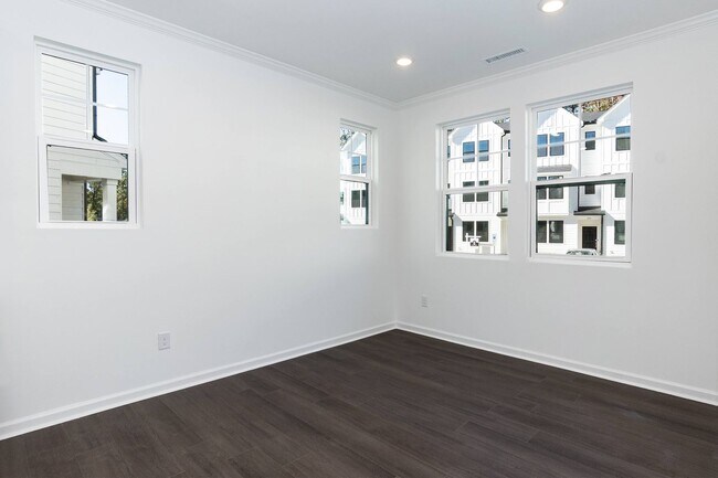 Building Photo - Three Bedroom End Unit Townhome!