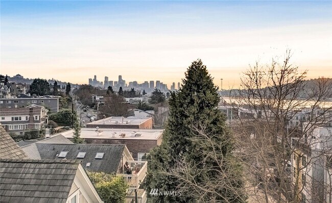 Building Photo - 2Bd/2Ba Seattle Townhouse