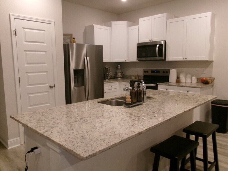 Building Photo - 7138 Village Ln