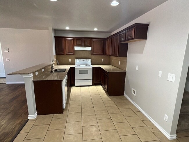 Building Photo - 4 Bedroom 2 Bath Duplex in Mustang!  $1270 Per month!