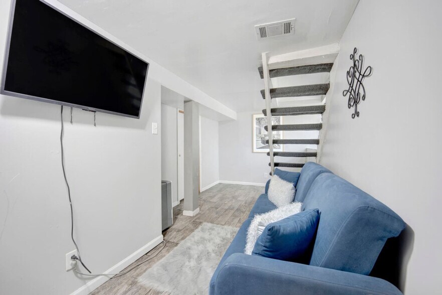 Building Photo - 1205 W Oakdale Ave