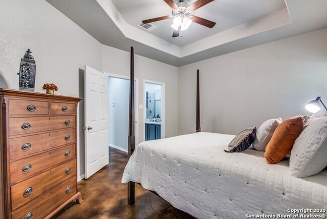 Building Photo - Beautiful Duplex in Seguin
