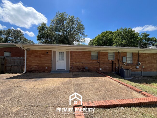 Building Photo - Charming 3BR/2BA Home Near Parkway Village | Hardwood Floors Throughout & Fenced Yard