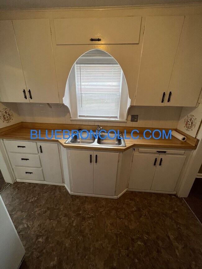 Building Photo - Nice two bedroom house with nice hardwood ...