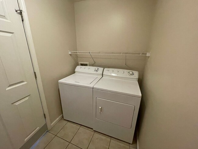 Building Photo - 3 Bedroom Home