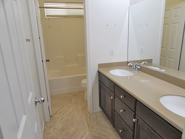 Building Photo - Warm and cozy 4 bedroom 2 bath home in bea...