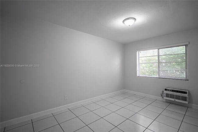 Building Photo - 7821 Carlyle Ave