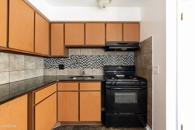 Building Photo - 2 br, 1 bath  - 1234 Holmes Rd Apt 1