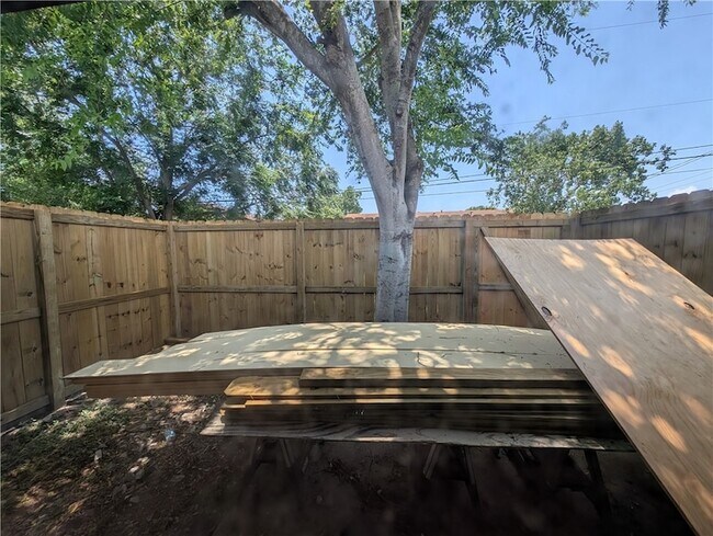 Building Photo - 6613 Rhine Dr