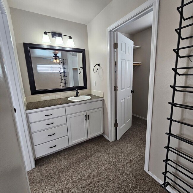 Building Photo - Beautiful Home with Mt. Rainier Views – Close to PSNS & Ferries