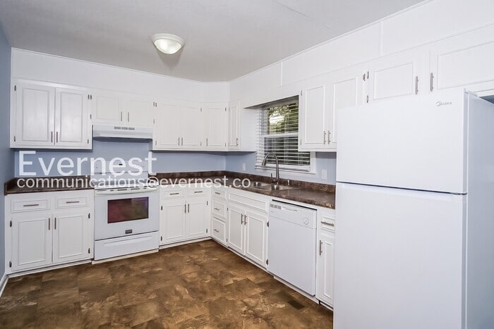 Building Photo - 4201 NW Kenwood Dr