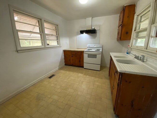 Building Photo - 2 Bedroom, 1 Bath Home in East Rome!