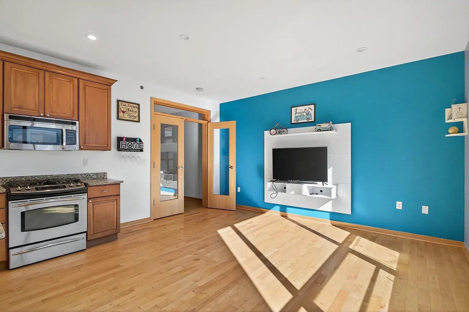 Building Photo - 3104 W Lake St