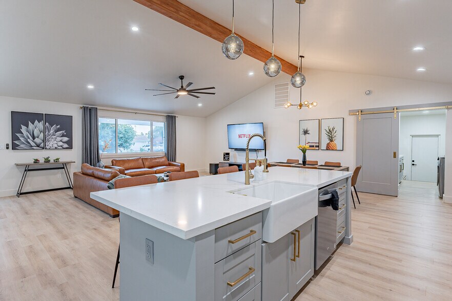 Kitchen - 126 E Palmcroft Dr