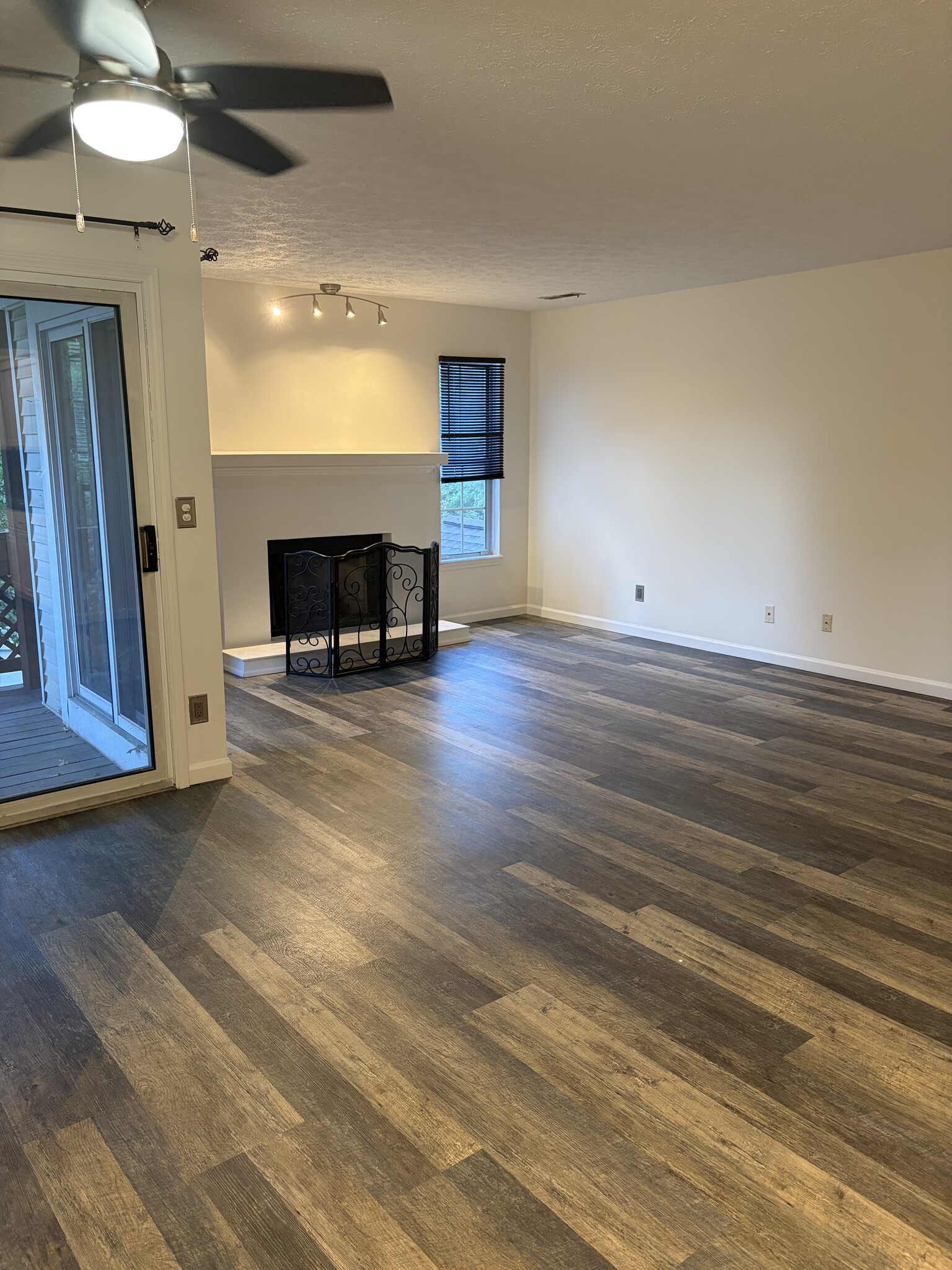 Gas fireplace - 1304 Cedarwood Dr