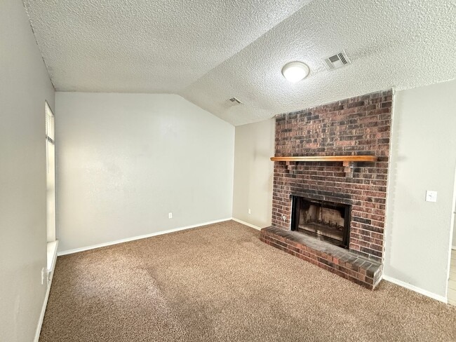 Building Photo - 5728 S Vancouver Ave