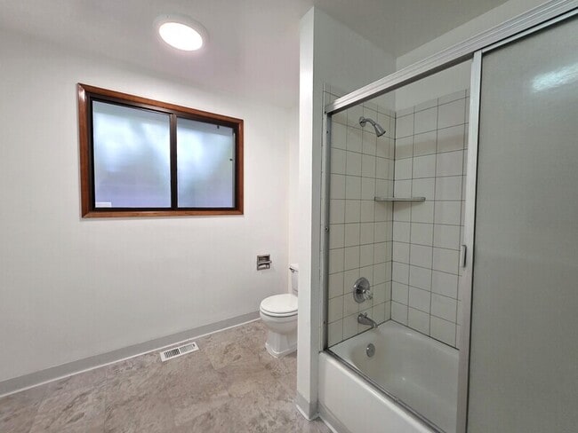 Building Photo - 8532 NE Russell St