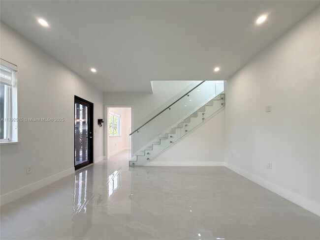 Building Photo - 927 SW 18th Ave
