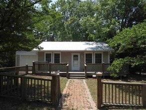 Building Photo - 305 Summit St