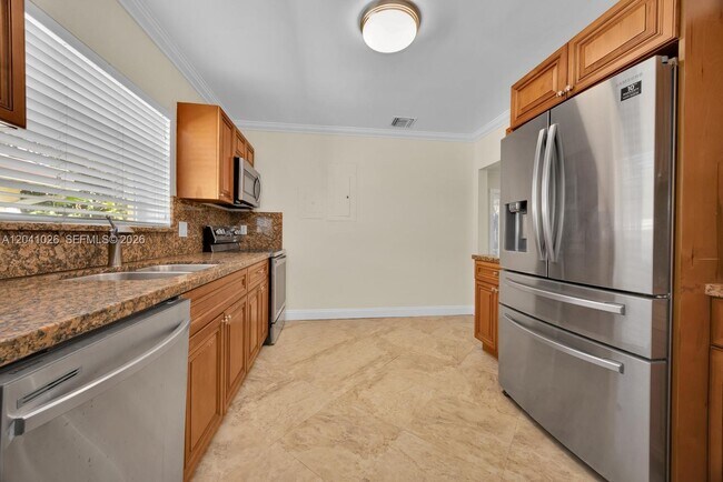 Building Photo - 829 Medina Ave