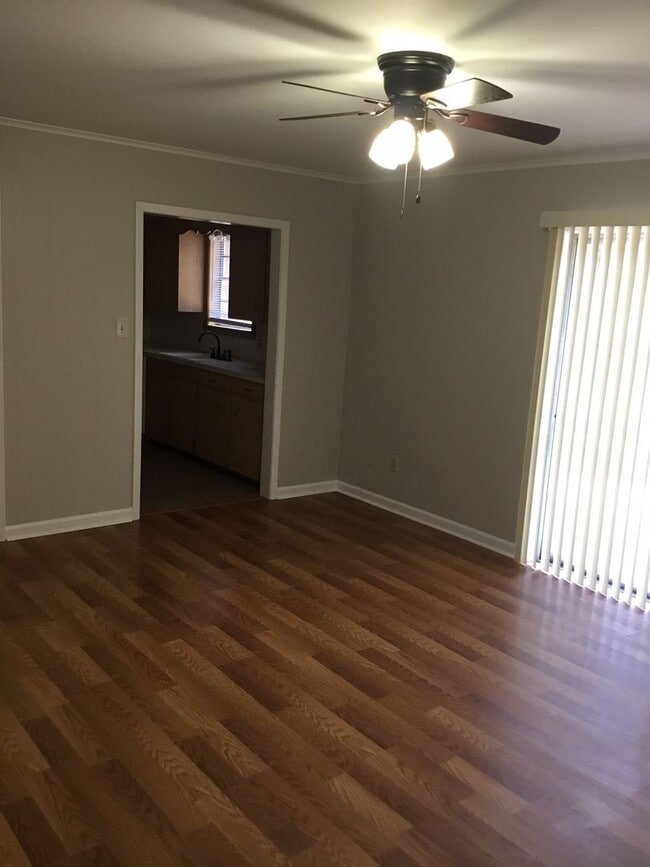 Building Photo - 3/1.5 SOUTHERN HILLS/RIDGEWOOD. FRESH PAINT. NICE. CLEAN.
