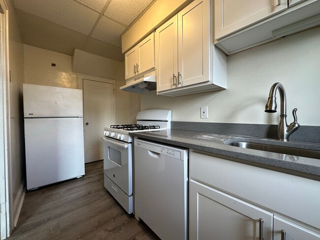 Building Photo - Stunning Two Bedroom Apartment in Oakland! Washer & Dryer Hook-Ups in Basement! Call Today!