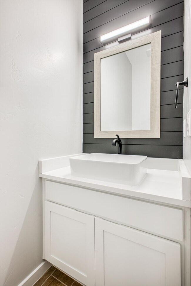 Building Photo - Beautiful East side House 4 bed-2.5 baths, part of The  Club that includes Swimming Pool, Gym, Te...