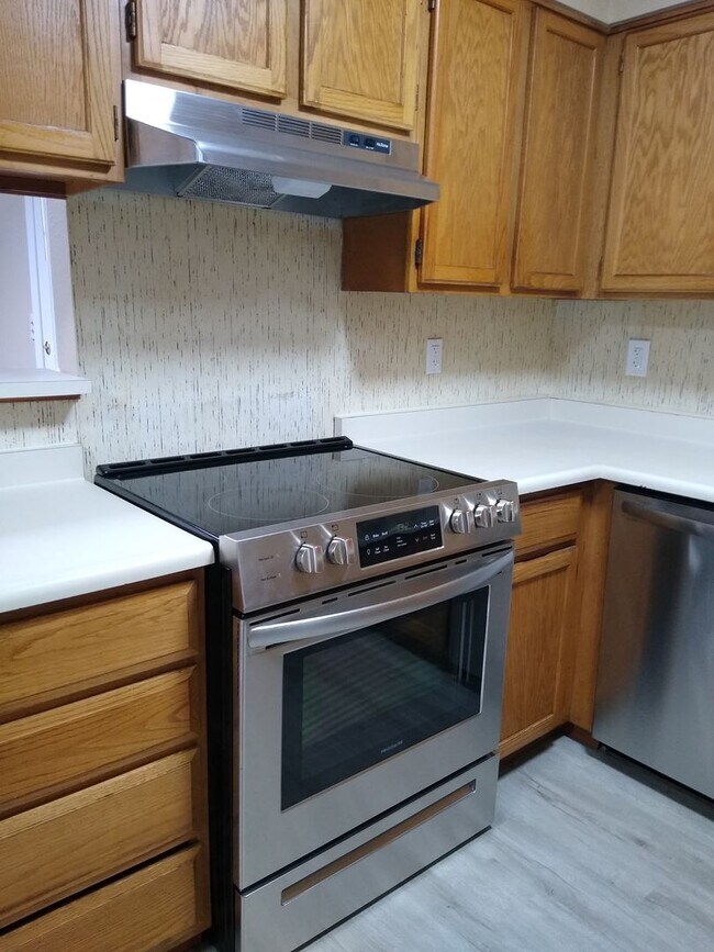 Building Photo - Charming 2 Bedroom 2 Bath w/ Large Yard, 1 Car Garage and Central Air/Heat